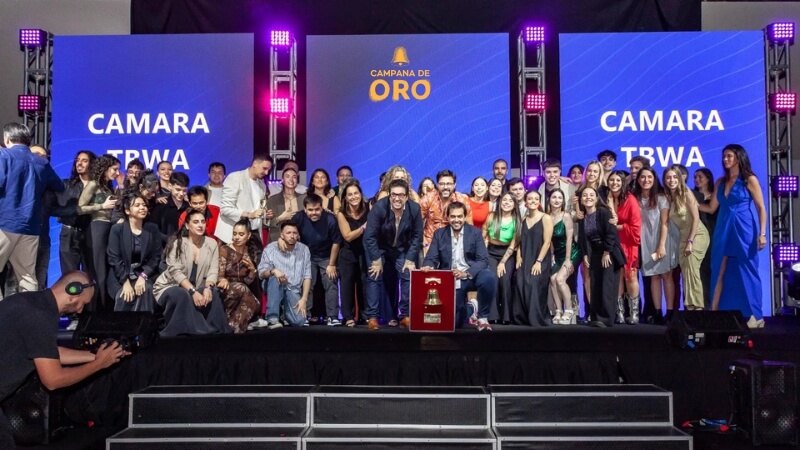 Detrás de una Campana de Oro