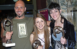 Los tres ganadores de "Lo que otros piensan": Gustavo Petkoff (Escenografía), Laura Báez (actriz revelación) y Francesca Crossa (Ambientación sonora). Foto: gentileza.