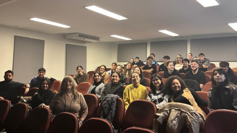 Rita Vinocur visitó la Facultad de Comunicación para dialogar sobre memoria y Holocausto