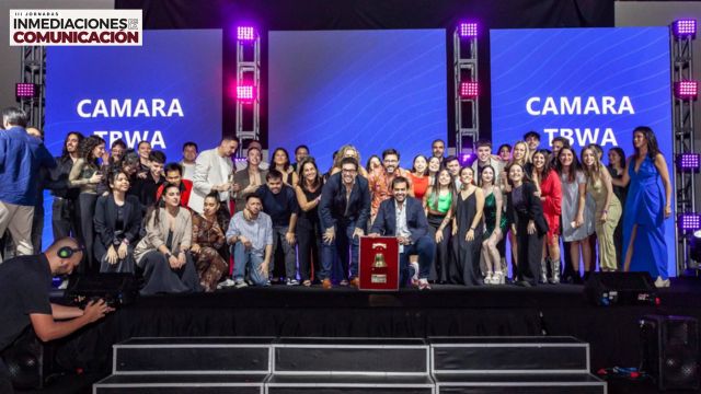Detrás de una Campana de Oro