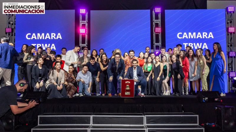 Detrás de una Campana de Oro