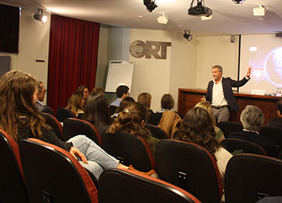 Norbert Monfort en la Escuela de Comunicaci&oacute;n. Foto: Universidad ORT Uruguay.