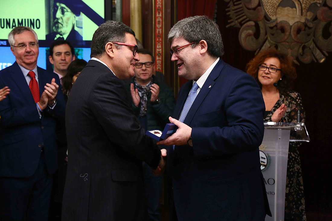 El docente obtuvo el Premio Internacional de Poesía Blas De Otero-Villa De Bilbao en Lengua Española.