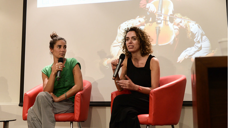 Juana Viale y Victoria C&eacute;speres en la Escuela de Comunicaci&oacute;n.