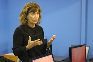 Silvina Rocha en la clase de Taller de Revista Digital.